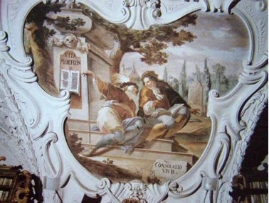 Detailní fotografie sgrafitové fresky na bílém omítkovém rámu.