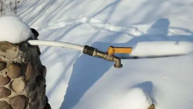 Venec pro zahradu v zimě ukazuje nezámrznou hloubku.