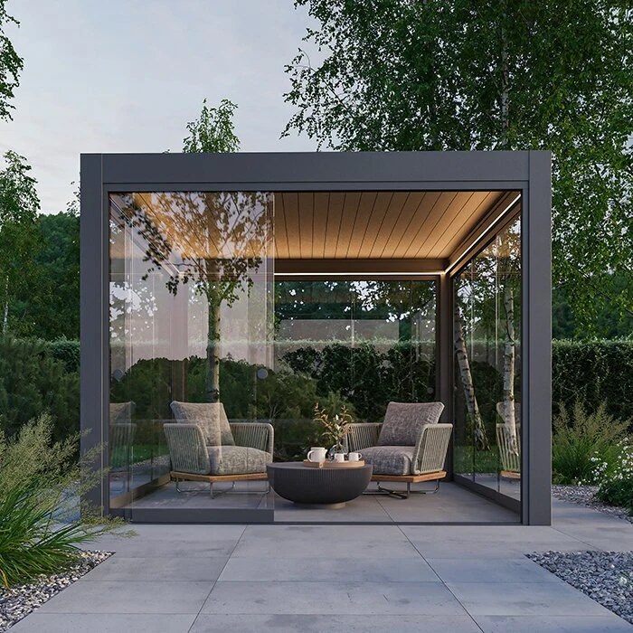 Moderní skleněná pergola s sedáky na zahradním terasu.