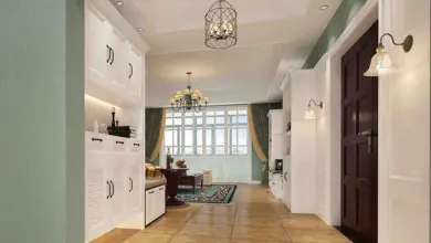 Elegant chodba s bílými skříněmi a dřevěnou podlahou.