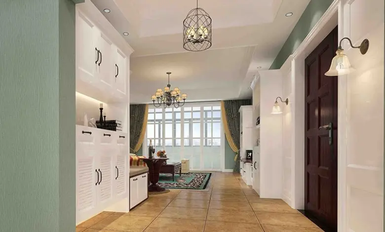 Elegant chodba s bílými skříněmi a dřevěnou podlahou.