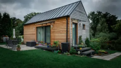 Moderní modulový dům z dřeva s kovovou střechou v zahradě.