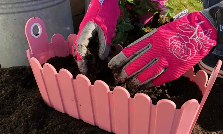 Růžový designový truhlík s květinami při výsadbě na balkón.